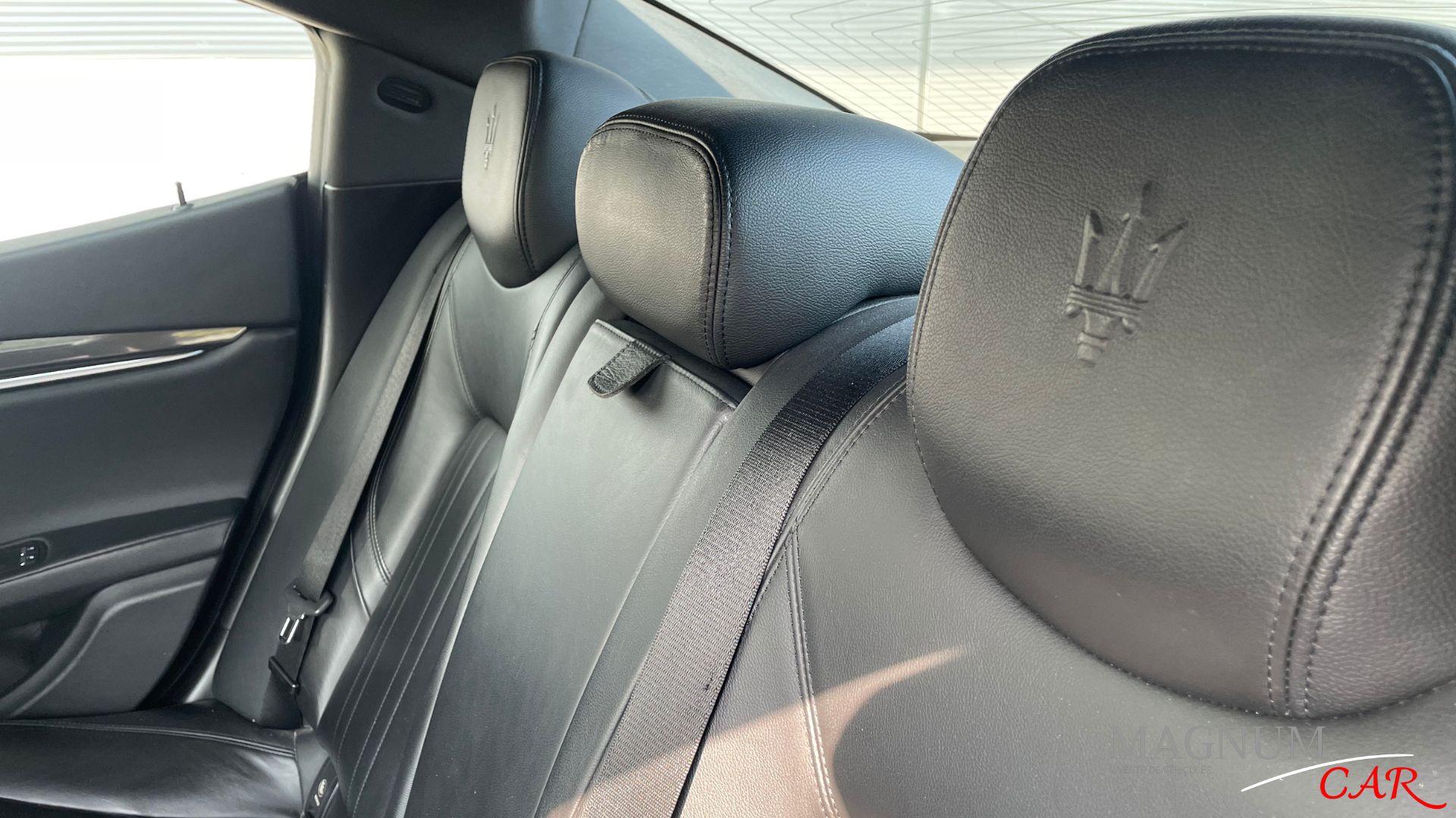 appuis tête floqué du logo maserati