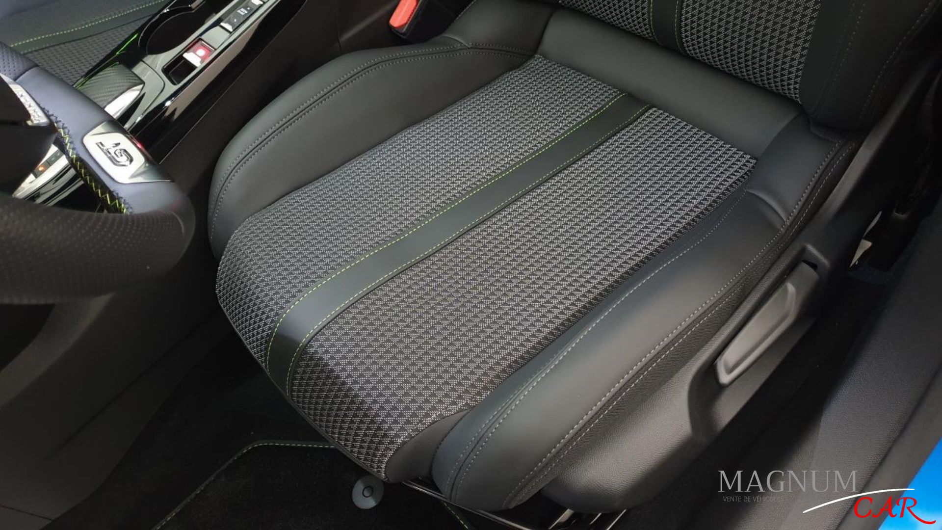 Sellerie Tissu tri matière avec surpiqûres Vert Adamite de la 208 GT