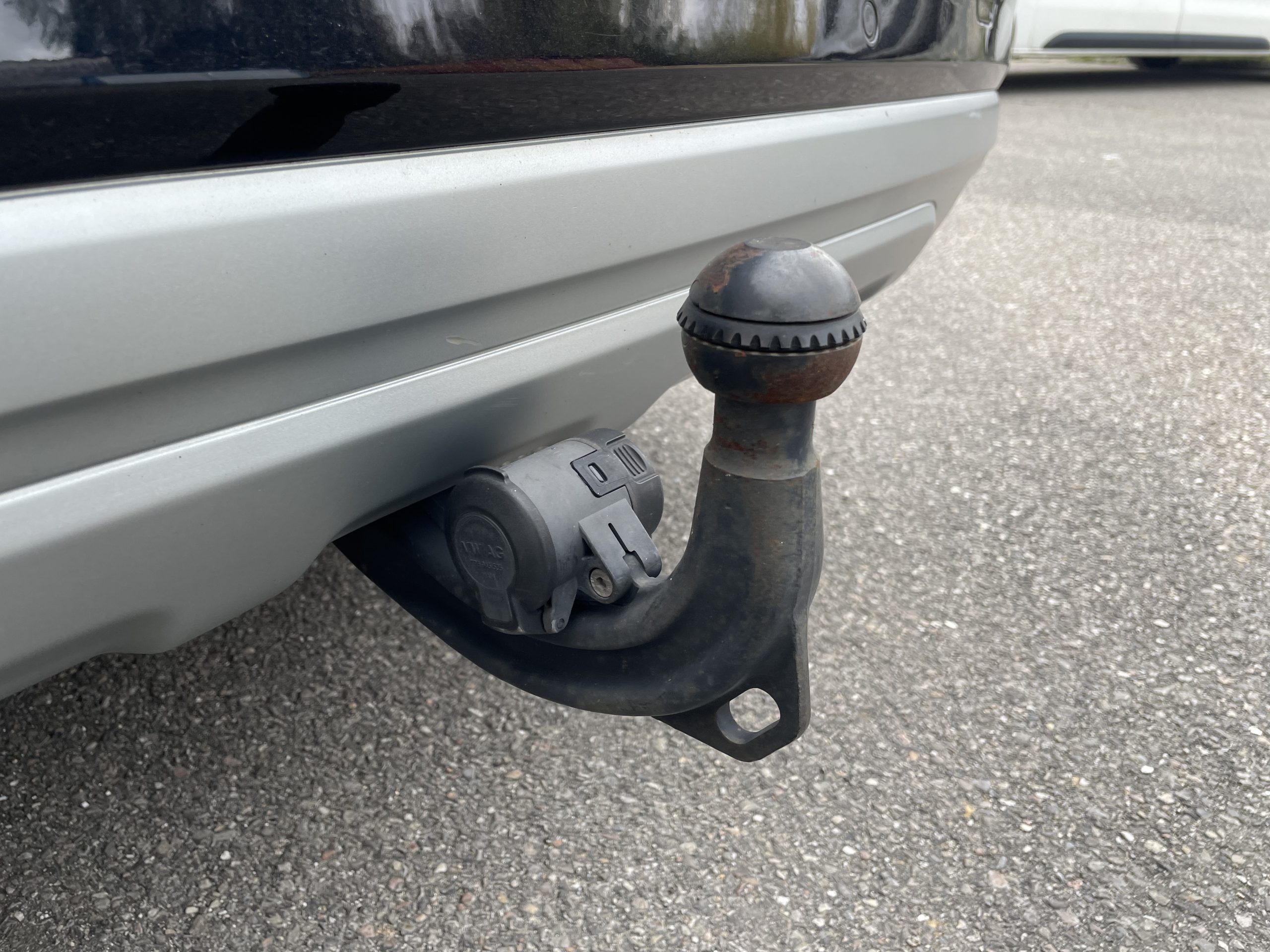 Crochet d’attelage avec assitance de manoeuvre et dispositif de stabilisation de l’attelage