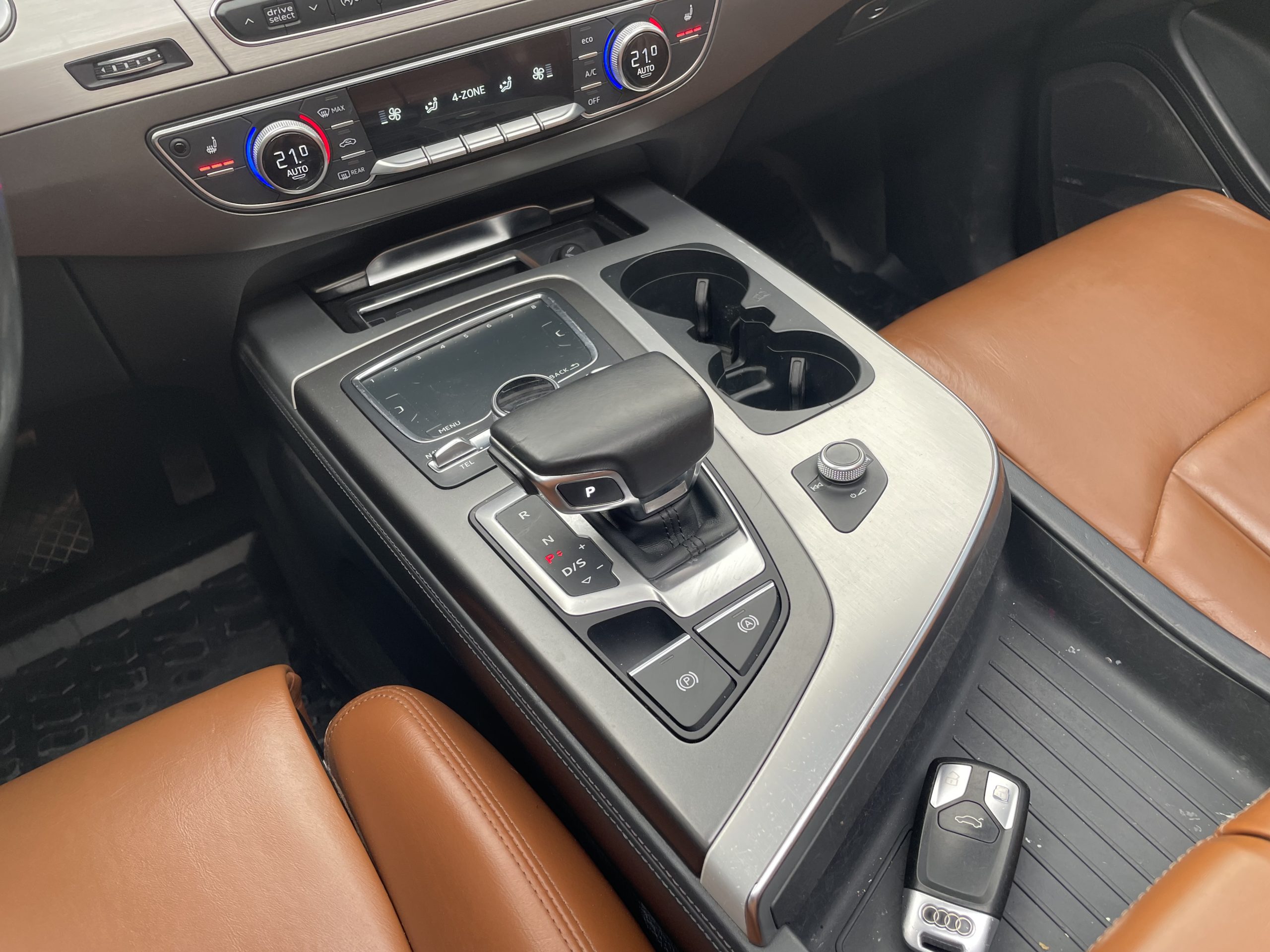 Pommeau de levier de vitesses en cuir perforé